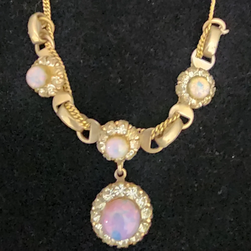 SE5 Elegant Gold Necklace with Light Purple Opal Accents